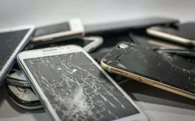 0_Close-Up-Of-Broken-Phone