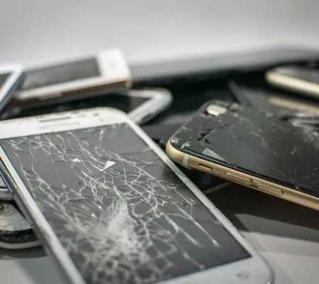 0_Close-Up-Of-Broken-Phone