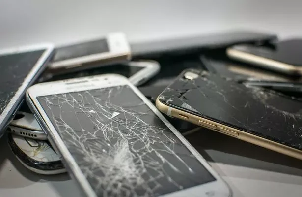 0_Close-Up-Of-Broken-Phone